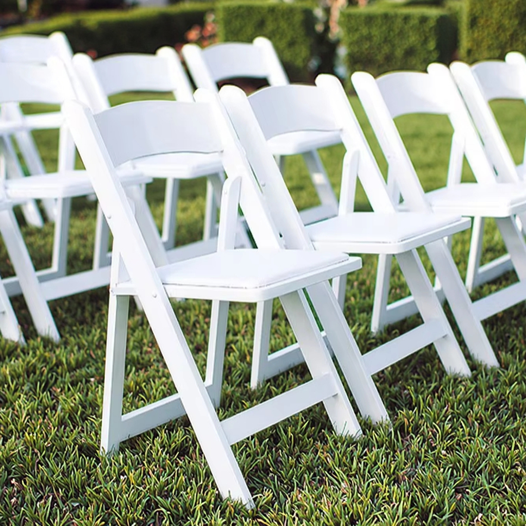 Wholesale Durable Thick Wimbledon White Resin Folding Chair Outdoor Activities Wedding Party Lawn Celebration