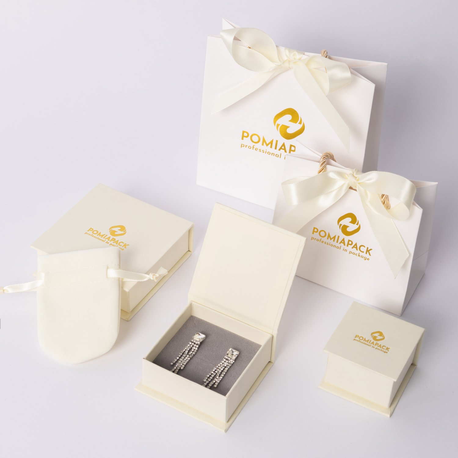 Customized logo cream gift jewelry box, customized paper cardboard magnetic earring jewelry box, jewelry packaging